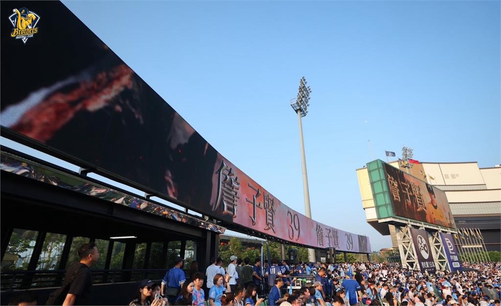 臺中洲際球場視覺大進化！ 中信兄弟導入台灣首創外野 LED 看板