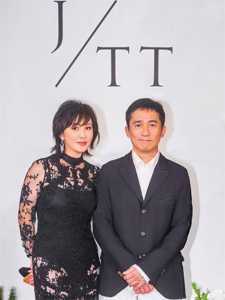 邱淑貞「厚黑髮全上梳」現身台北！三寶媽「57歲真實狀態」震驚網：也…