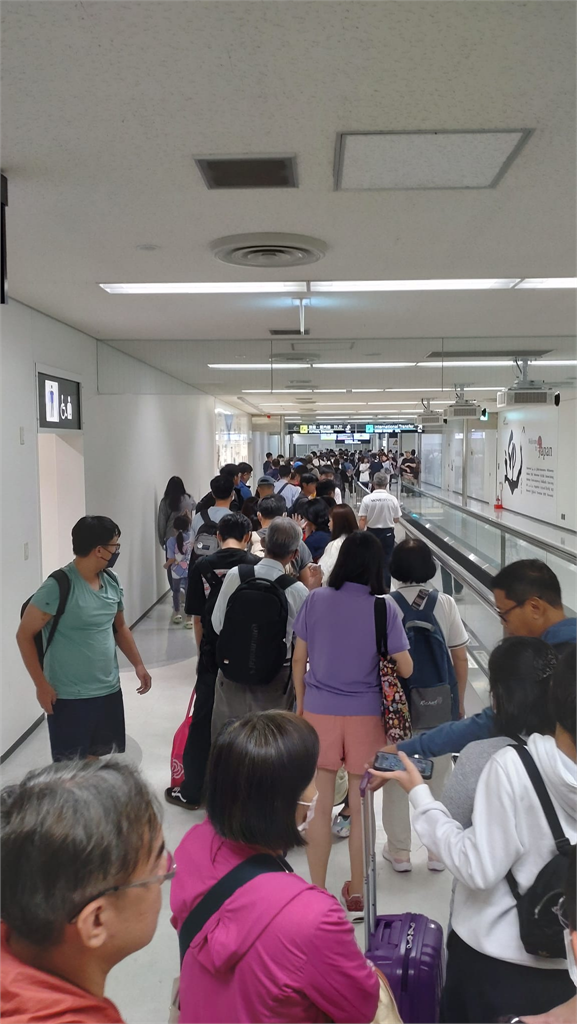 在機場入境日本竟要花上3小時！網友：建議「這時間」去不用排隊