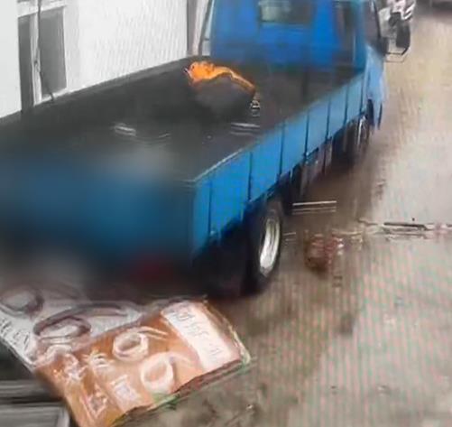 天雨路滑釀禍！貨車失控甩尾　撞進彰化新開蔬果店