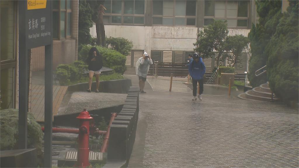 陽明山風強雨驟! 10級陣風狂吹 文大學生手勾手倒著走 寸步難行一身濕