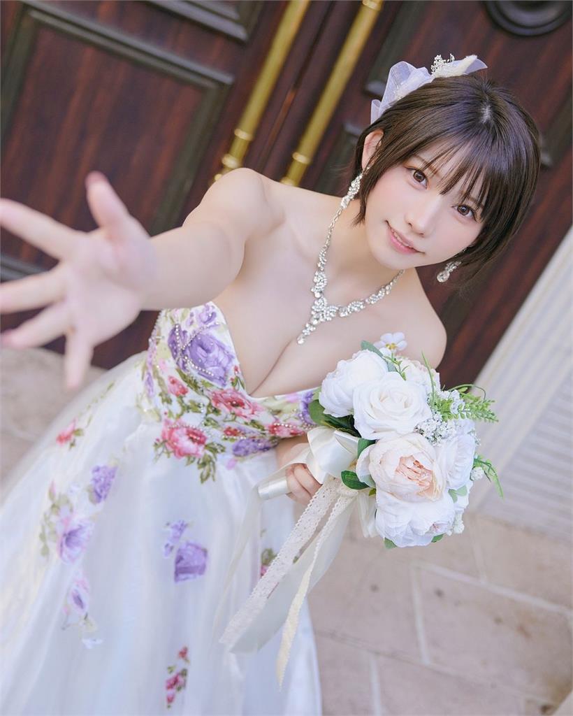 日本最頂Coser「反重力婚紗」倒出猛料比捧花巨！百萬粉狂截圖：受不了
