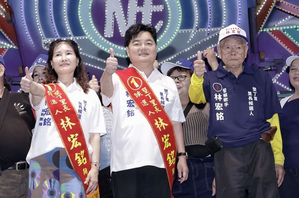 退休警「參選里長」超多大咖助陣！他當場下跪畫面曝光　連金曲歌王都來了