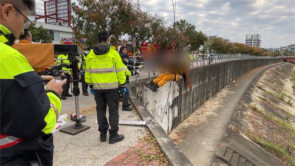 撞擊畫面曝光！疑闖紅燈釀禍　車遭撞墜橋1死1傷
