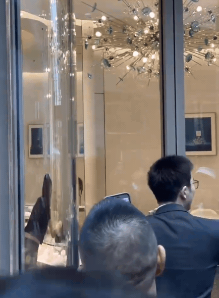 小粉紅版「0元購」發癲大鬧高級珠寶店!手「持1物」瘋砸專櫃畫面全流出