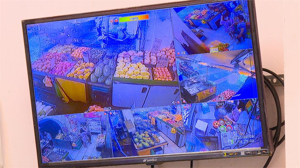 老闆娘店外洗用具 黑衣男路過 下1秒拎走包包