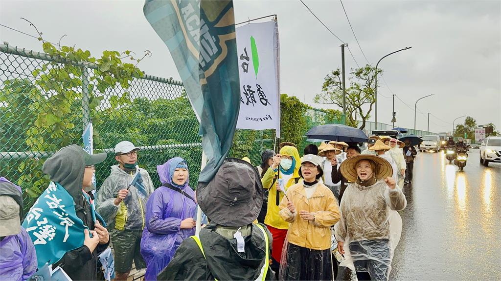 快新聞/黑熊學院「接力護台灣」隊伍冒雨抵鶯歌 蘇巧慧送燒餅油條親迎