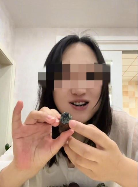 玩命?中國女網紅生吃「藍色蘑菇」下場慘!中毒出現幻覺送醫