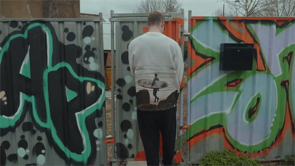 萬物飛漲！藝術家抗議英國高房價　住進建築用垃圾箱改造「迷你蝸居」