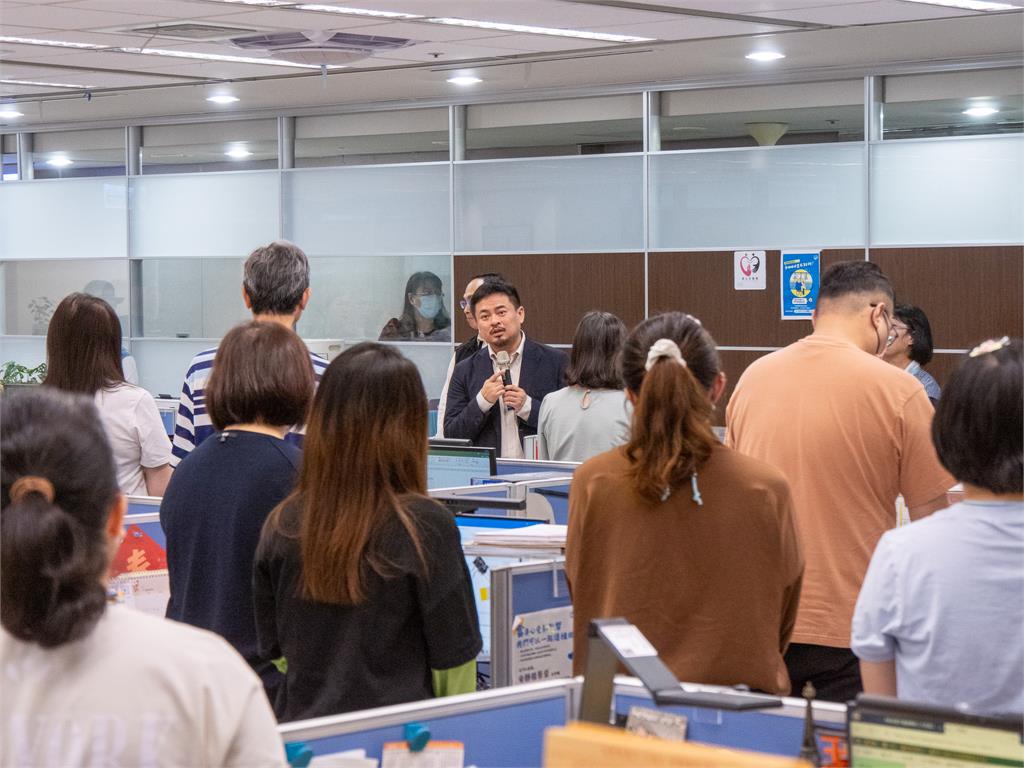 洪申翰談眼睛開刀台大肄業:支持所有不論學歷好壞的勞工