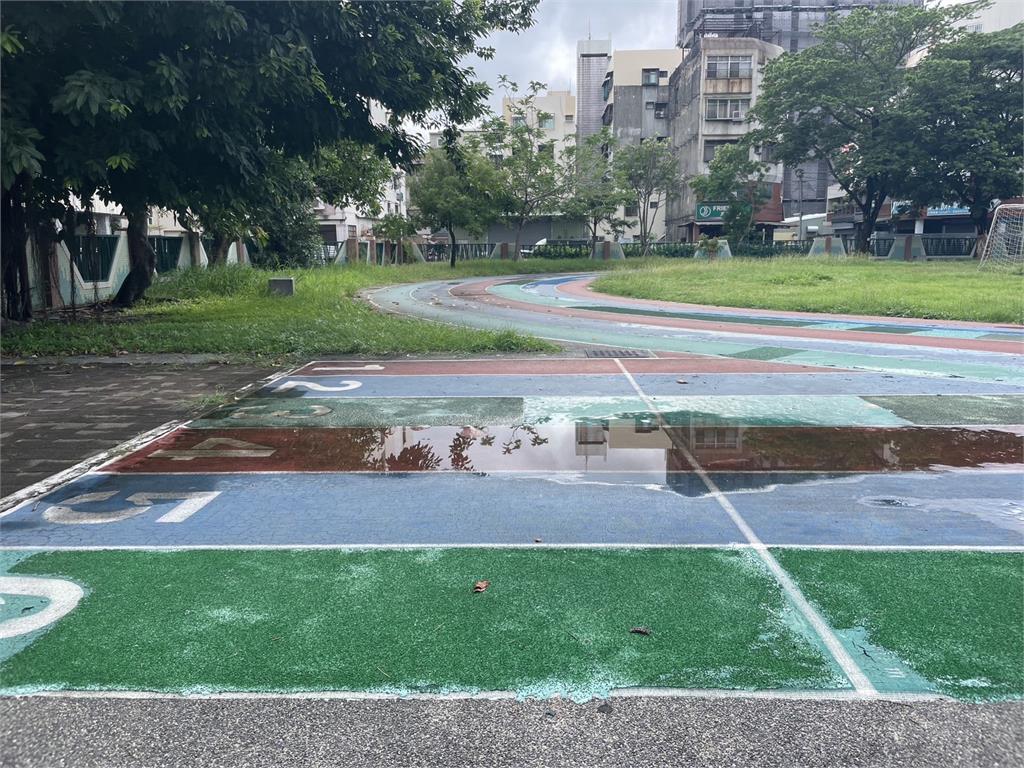 高雄國小操場嚴重破損多年未改善 校方:修補經費今年才核准