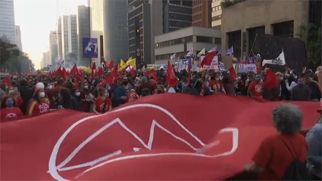 防疫成效不彰.疫苗採購爆弊案 巴西民眾抗議要求彈劾總統