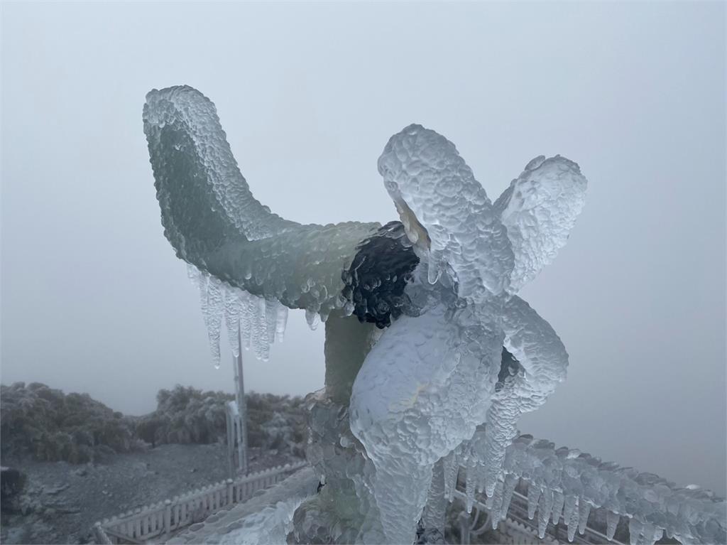 玉山清晨-2.8度！山頭「一夜凍雨」現冰封美景氣象署：比下雪危險