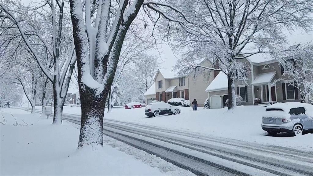 美國中西部多地降下暴雪 積雪厚達30公分