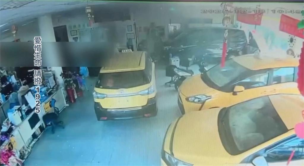 同歸於盡? 運將不滿車牌遭回收 "點火燒車"直衝車行