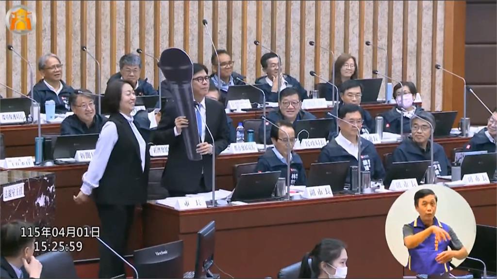 議員送「超大麥克風」籲挑戰2028　陳其邁神回應