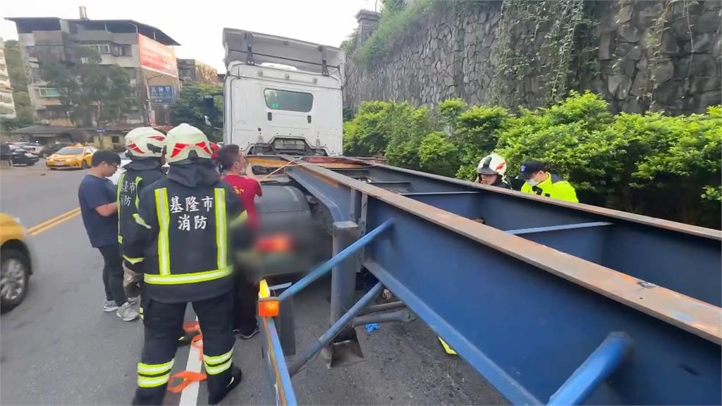 基隆機車擦撞聯結車! 騎士慘卡輪下 消防獲報急搶救
