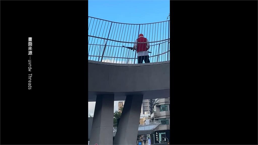 台北中山捷運站出現蜘蛛俠 拿雨傘當吉他忘我表演引路人拍影片po網