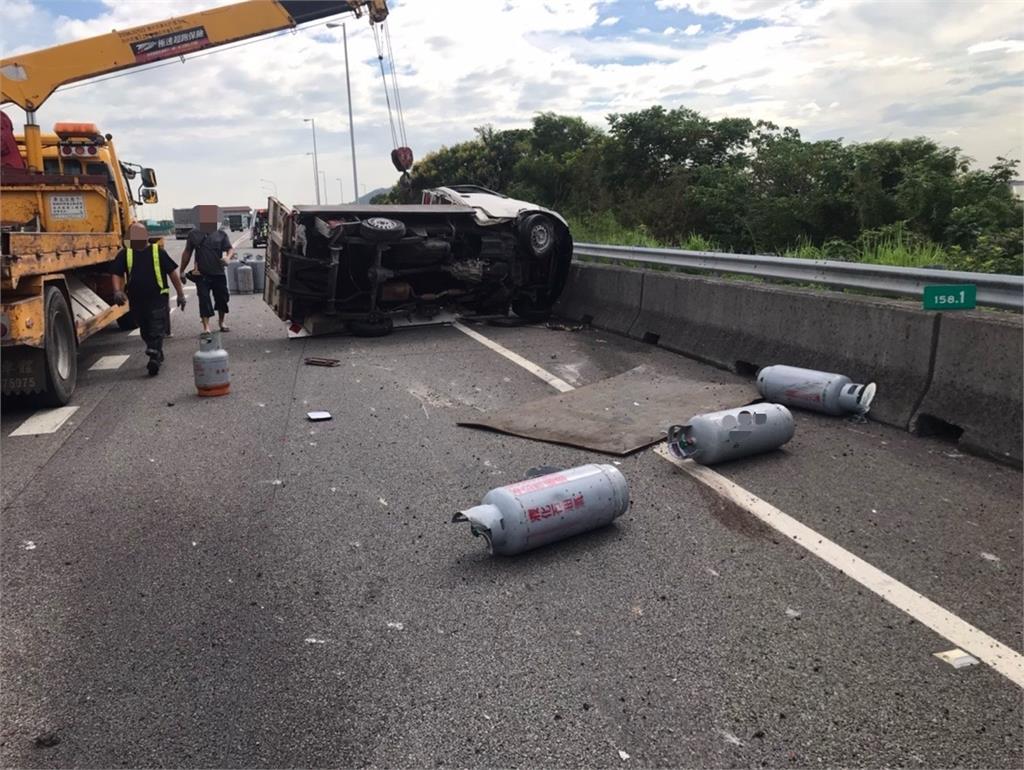 國3南下大甲段小貨車翻覆　驚險！瓦斯鋼瓶散落冒白煙