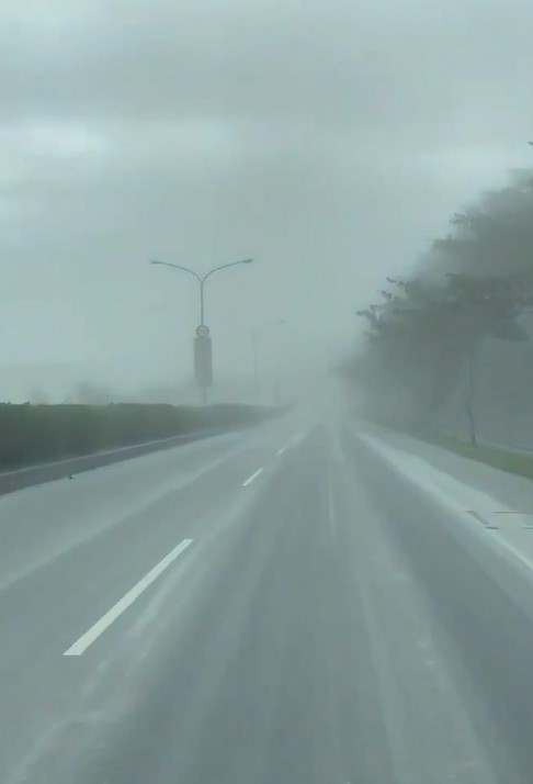 東北季風發威！　花蓮溪出海口風飛沙路都看不清