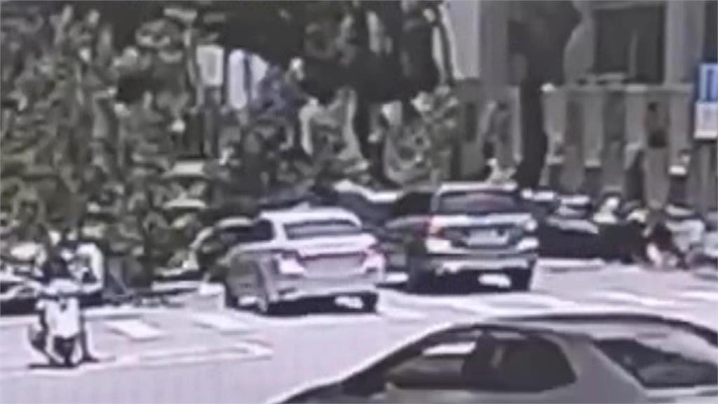 驚險! 台中路樹突倒塌砸4車 險砸中駕駛座、夫妻幸運逃過一劫