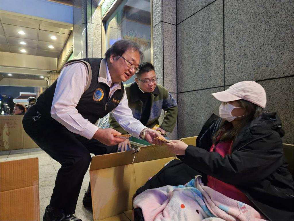 冷空氣襲台氣溫恐跌破10度!邱泰源前進北車關心街友