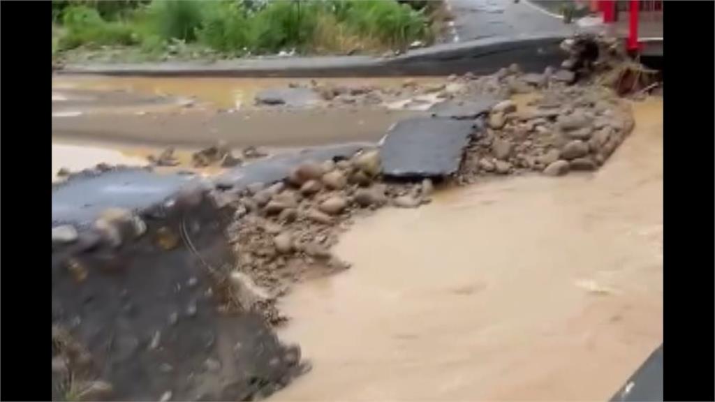 大雨狂炸彰化　芬園土石流沖進住家　花壇路邊轎車「漂流3公里」