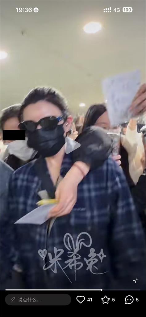 陳妍希上海搭機「遭中粉鎖喉式表白」！整隻手「伸到胸前」畫面惹怒網：我去