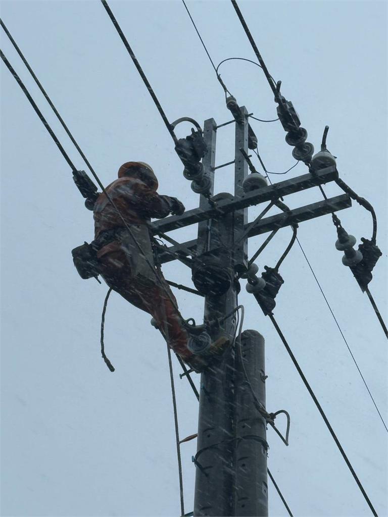快新聞/雨橫風狂!台東超過2000戶停電 基隆1車遭棚架砸中