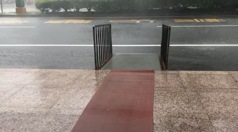 快新聞／大雷雨襲高屏！ 屏東市區狂風大雨下冰雹