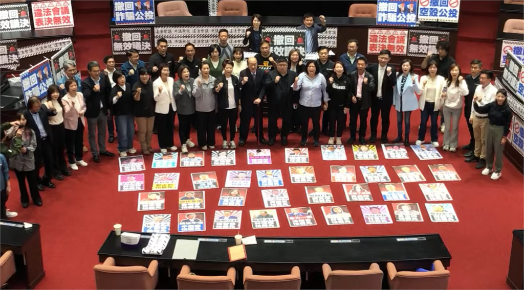 快新聞／要求撤回違法表決！反制藍白強闖公投案　民進黨團一早佔領主席台