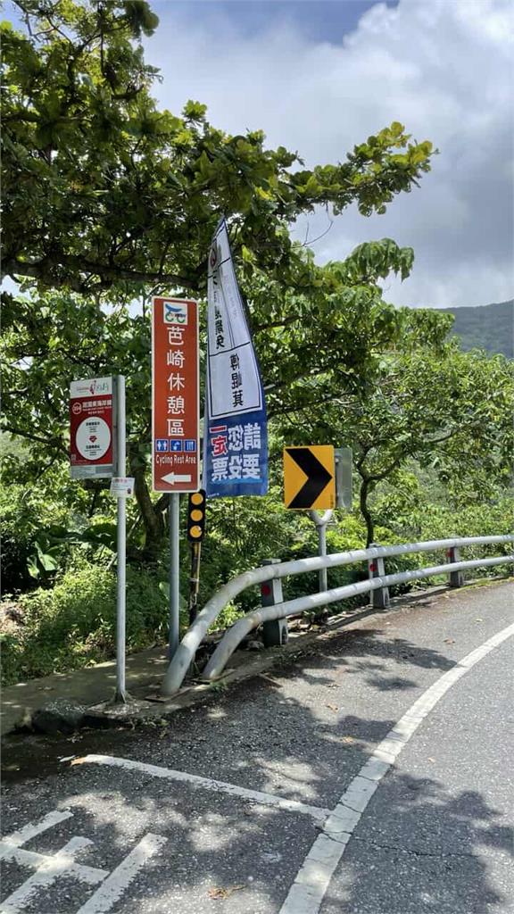 傅崐萁反罷旗幟「遮測速照相」 住宅掛挺罷海報卻遭警方查水表