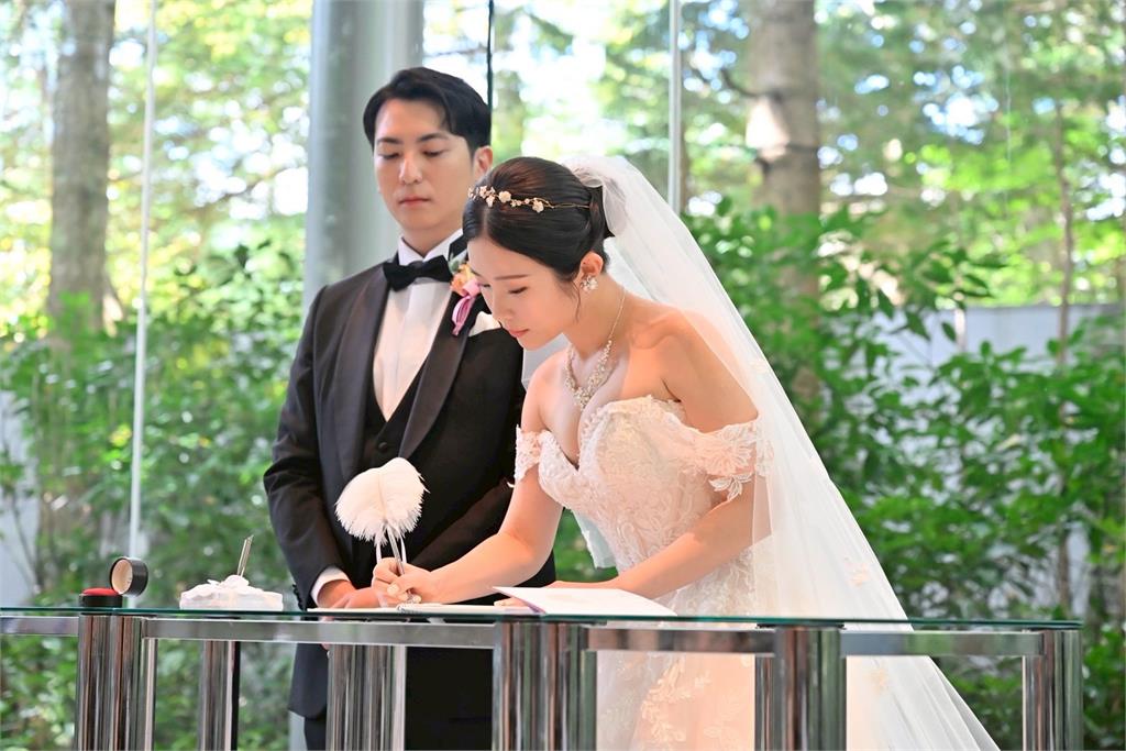 孕媽咪「挺雙胞胎孕肚」脫剩比基尼！竟是鄭家純「水中極致視角」全被拍
