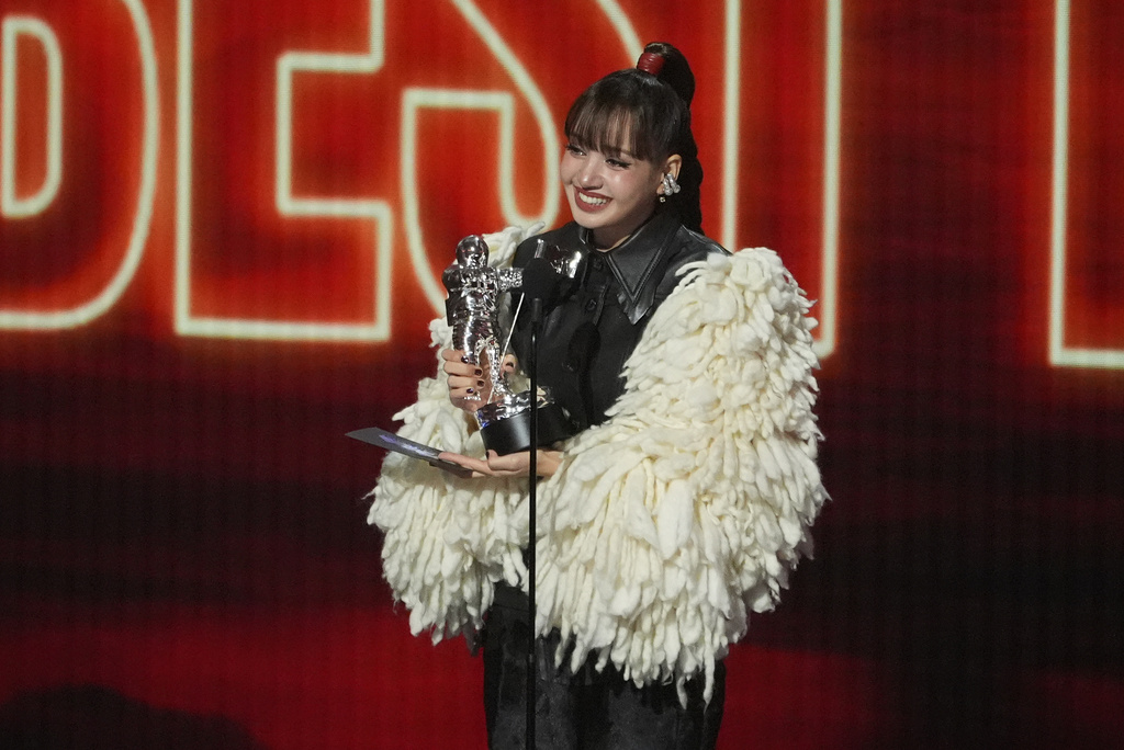 Lisa新造型遭酸「像公雞」畫面曝光！網揪「1部位」崩潰喊：比例很不好看