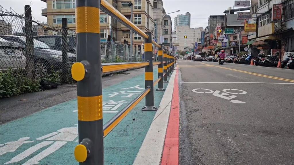 違停車輛與行人爭道 標線型人行道裝設護欄阻隔