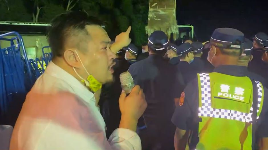 快新聞／坤輿黑衣人從山上衝下噴辣椒水、丟石塊！ 洪申翰怒轟警：為何盾牌對著鄉親？