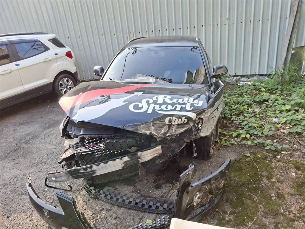 國道自撞車全毀！　２男秒棄車「詭異拎行李」翻島狂逃