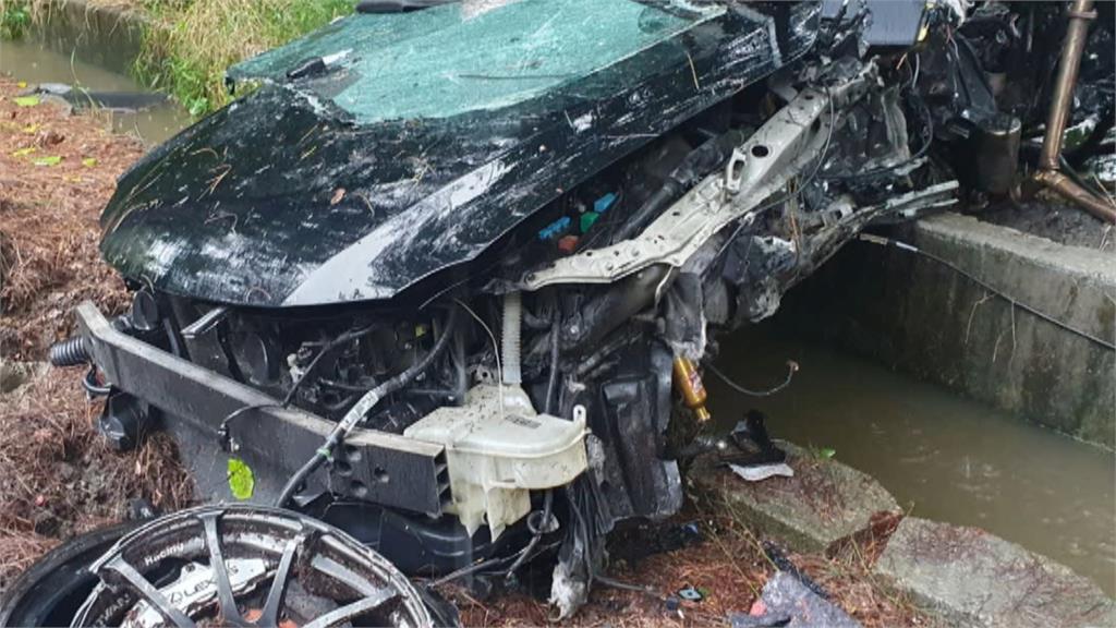 疑天雨路滑!彰化轎車超車自撞翻覆 駕駛身亡、副駕乘客手腳擦傷