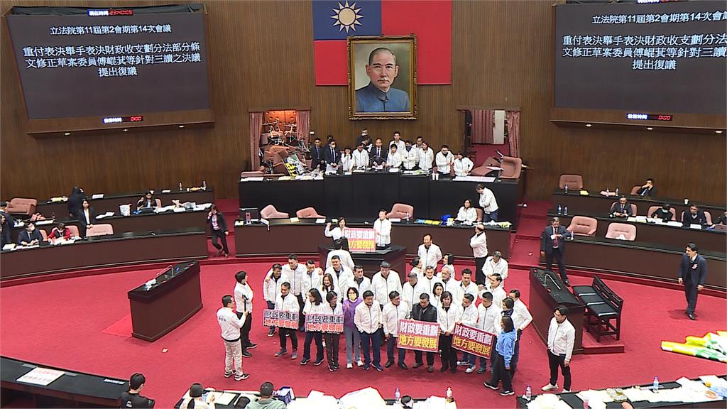 藍白強闖3爭議法案 學者建議提「公民複決 公投決定」