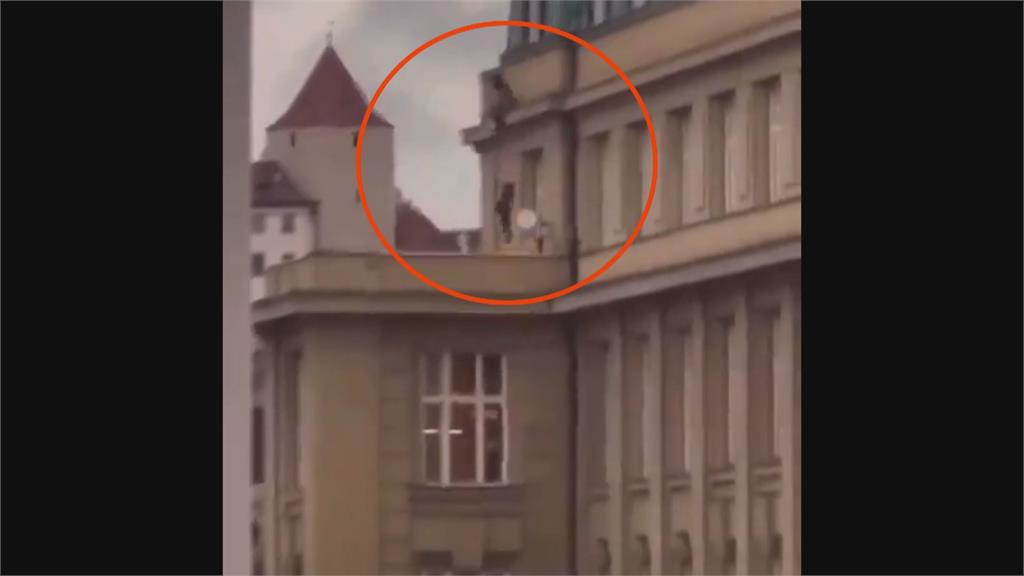 民眾攀外牆跳落驚險逃生！捷克槍手校園屋頂濫射　至少釀15人身亡