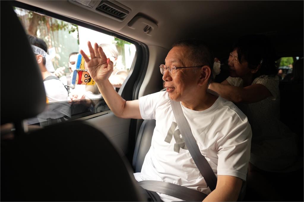 快新聞/新!柯文哲今不赴「永恆之丘」悼念父親 柯美蘭先返抵老家等哥哥