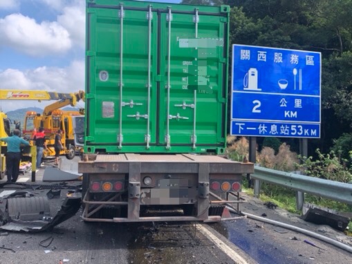 快新聞／國3關西路段聯結車撞前車「車頭凹陷」　後方回堵11公里