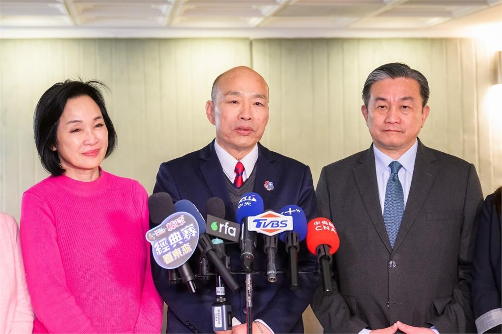 快新聞/大團結!韓國瑜「別黑領結」偕朝野立委赴晚宴 李彥秀致謝外交人員