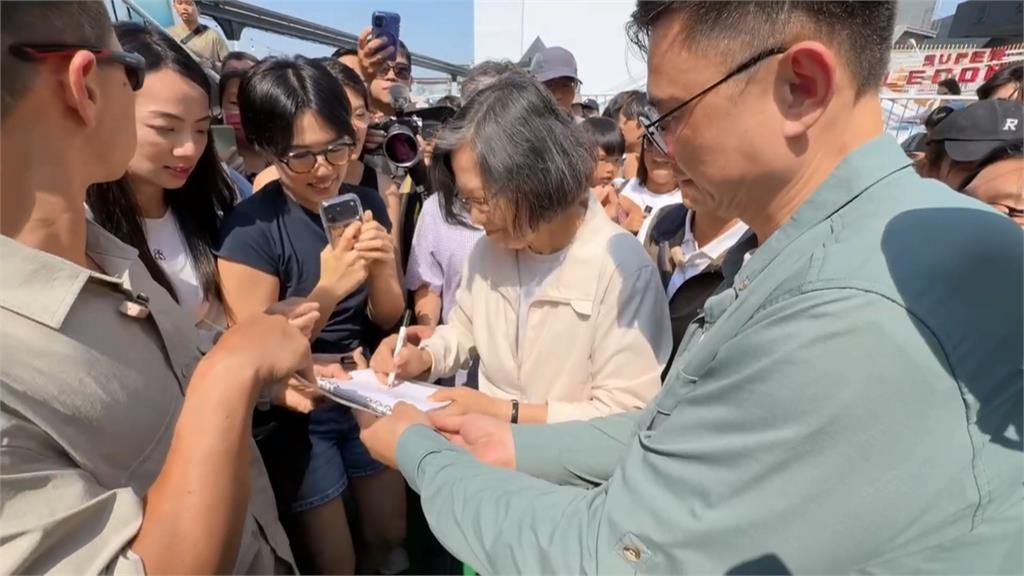 「登山界網紅」蔡英文到高雄 健行又搭小火車人氣旺