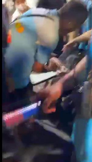 雲林夜市驚見「攝」狼！　男疑偷拍女子腿部遭眾人聯手壓制