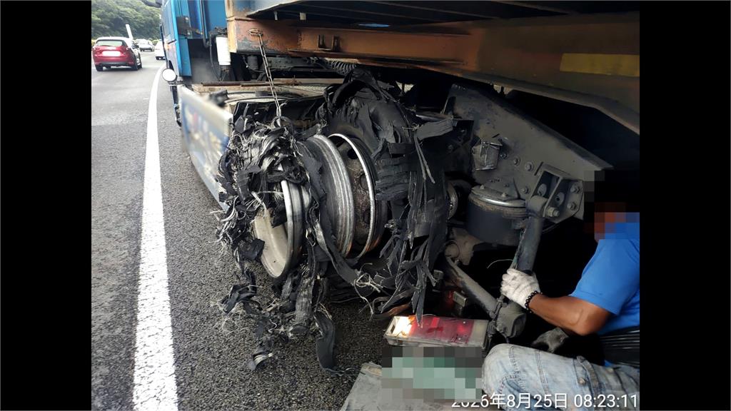 飛來橫禍! 國道貨櫃車突爆胎 後車輾胎皮零件噴飛