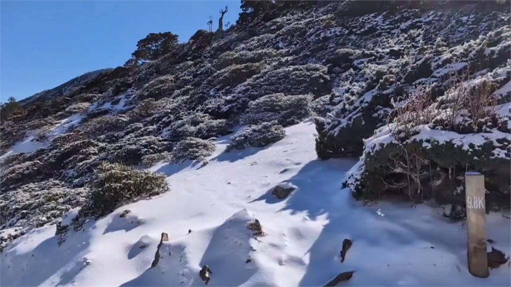 冷氣團來襲！水氣充足　雪山主峰週邊積雪超過15公分