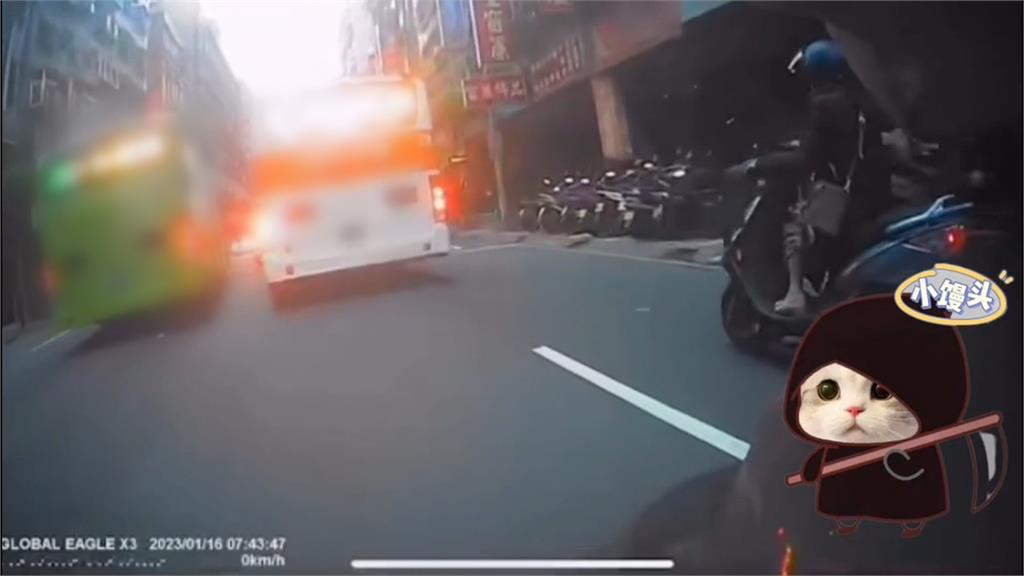 驚悚瞬間！騎士自摔卡轎車輪下　公車逆向超車近15秒全都錄
