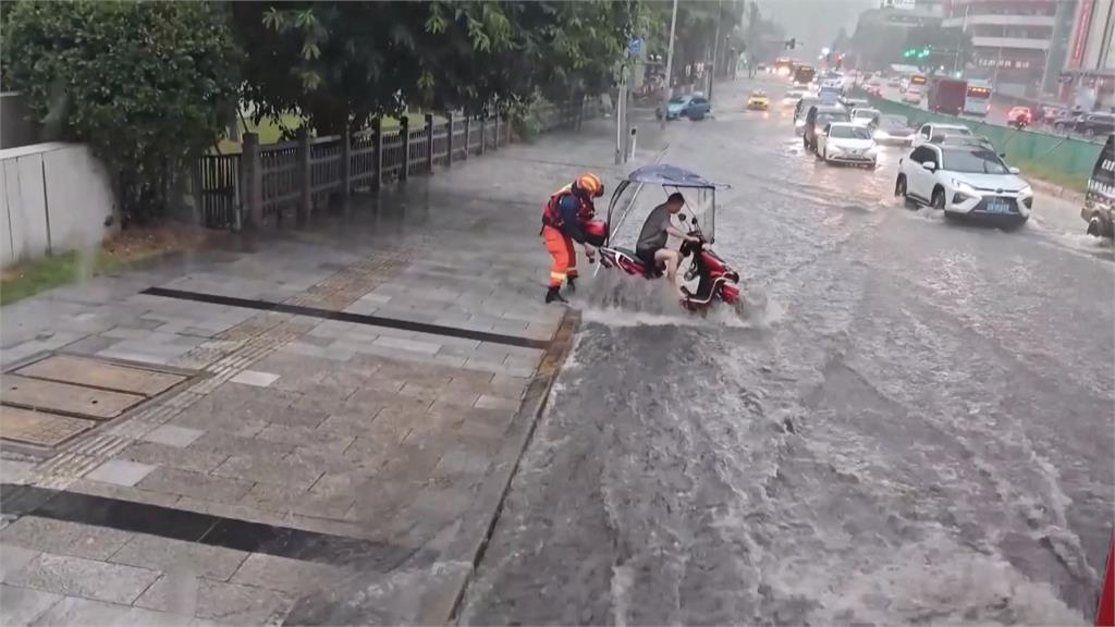 重慶暴雨商場驚見「黑瀑布」　四川古鎮被淹水電氣全斷