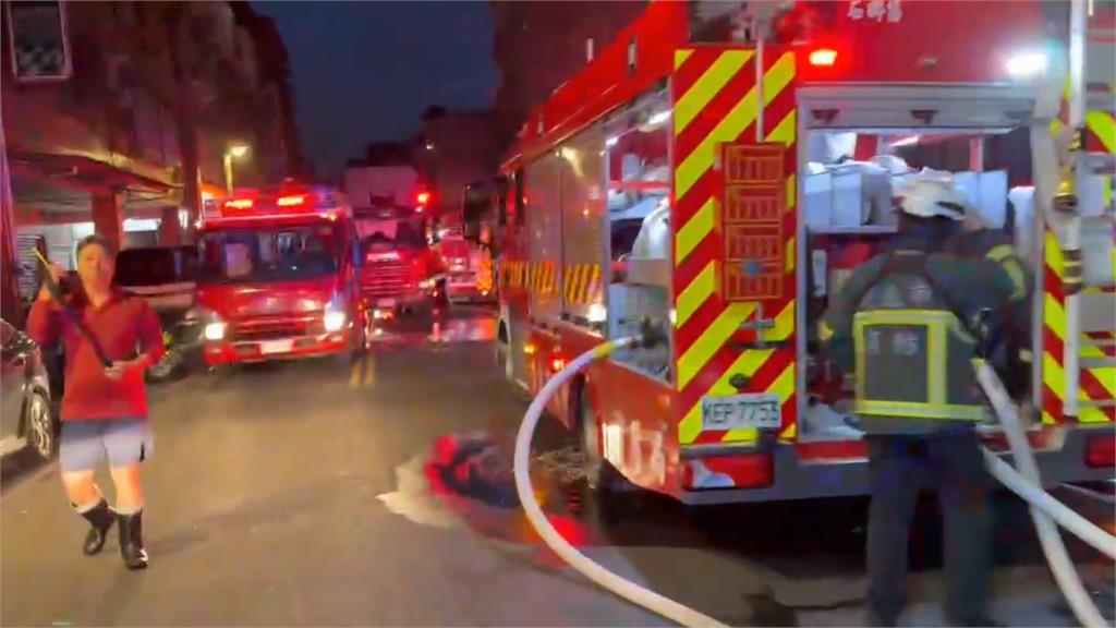 快新聞/公寓燒成大火球!北市北投區民宅暗夜遭祝融 駭人畫面曝光了